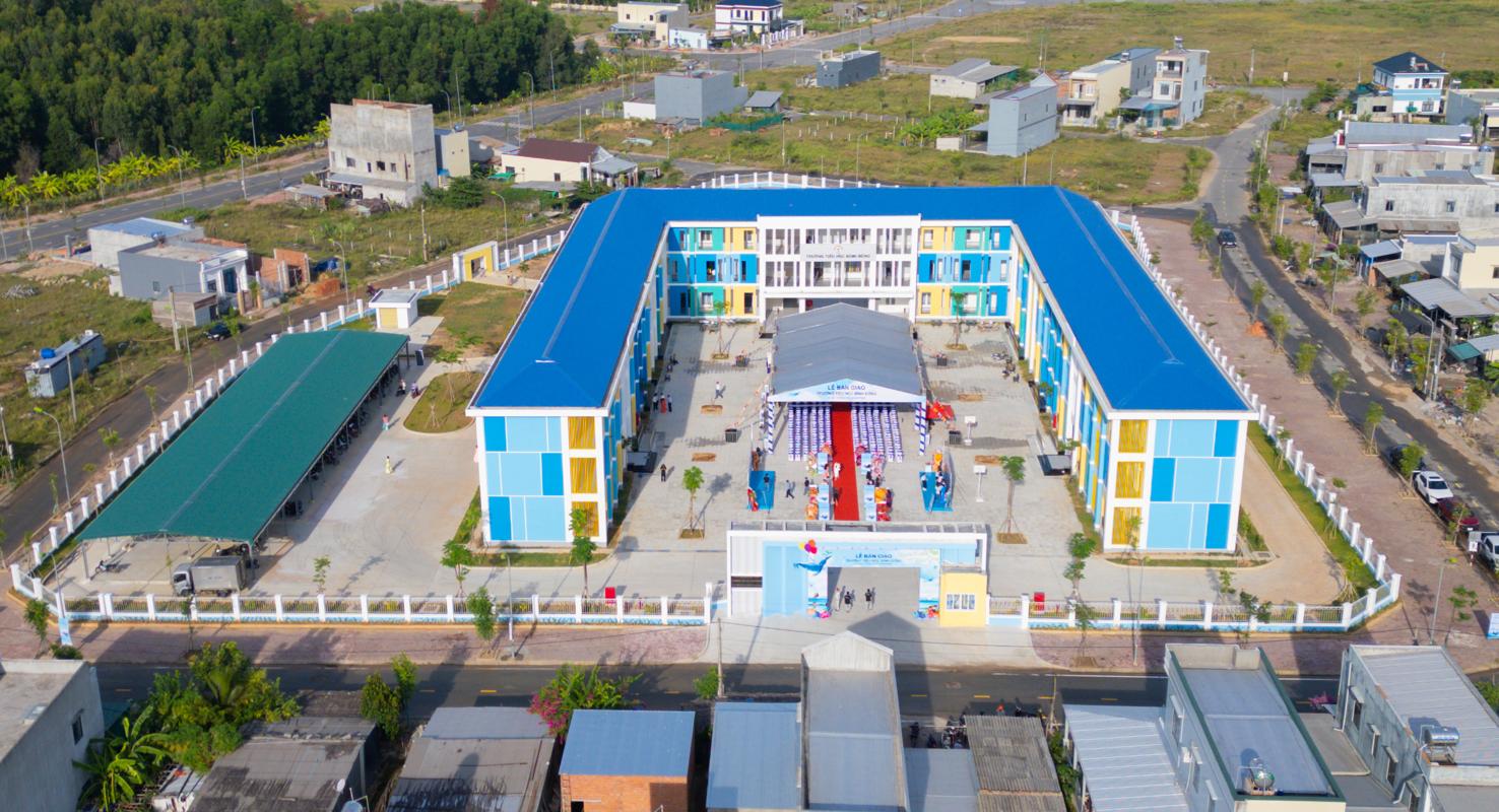 Trường Tiểu học Bình Đông, tại xã Vạn Tường, tỉnh Quảng Ngãi là công trình do Hòa Phát tài trợ theo hình thức chìa khóa trao tay với tổng mức đầu tư 42 tỷ đồng. Ảnh: HP.