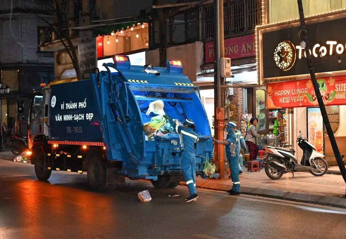 Rác thải tại các phường nội đô được thu gom theo giờ, hạn chế vứt bừa bãi ra môi trường. Ảnh: Hoàng Sơn