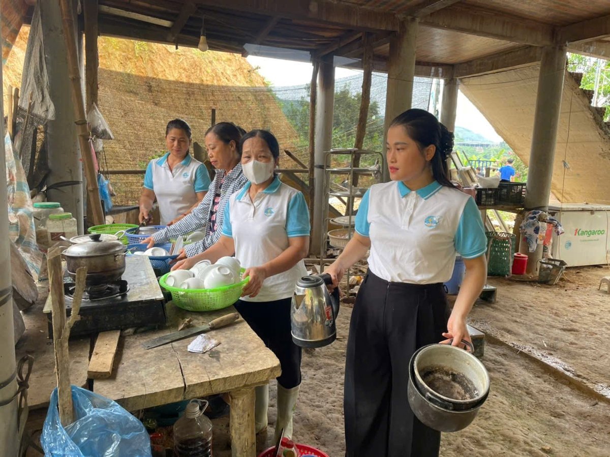 Dù điều kiện còn nhiều khó khăn các hội viên phụ nữ cố gắng chuẩn bị các suất ăn đúng giờ nghỉ giữa ca cho anh em công nhân. Ảnh: Minh Trang.