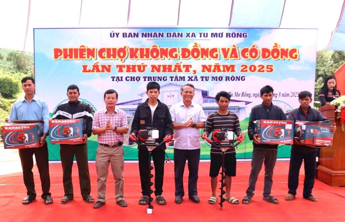 UBND xã Tu Mơ Rông trao tặng 17 máy khoan hố trồng cà phê và cây ăn quả cho người dân. Ảnh: Tuấn Anh.
