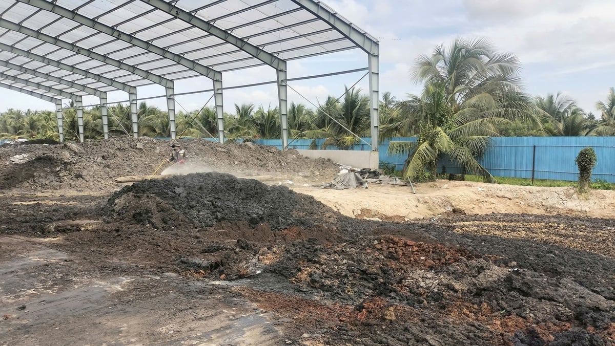 Hoạt động sản xuất phân hữu cơ từ bùn thải tại Công ty Nam Thái Dương bị người dân phản ánh gây ra tình trạng mùi hôi, cần sớm khắc phục triệt để. Ảnh: Minh Đảm.