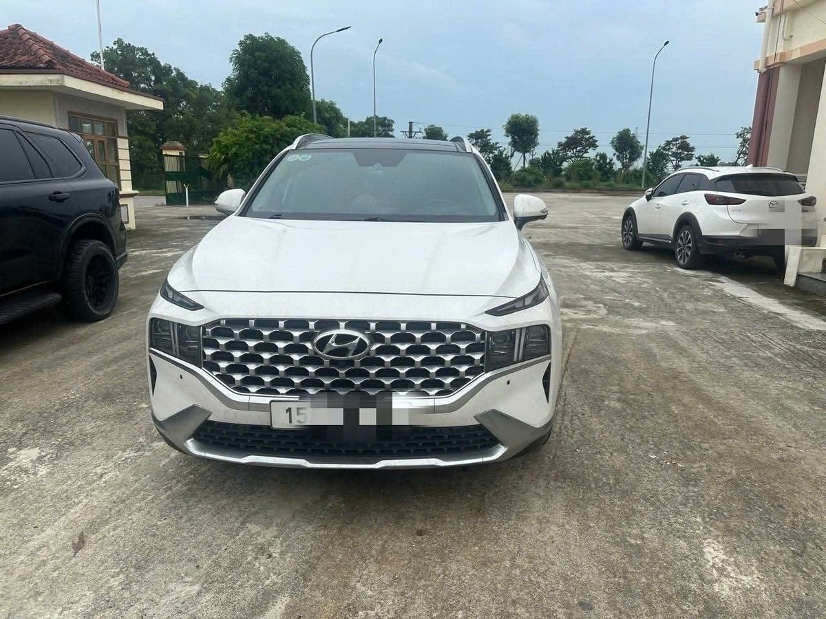 Qua tin báo của người dân về chiếc xe ô tô hiệu Hyundai Santafe có dấu hiệu vi phạm. Tổ công tác kiểm tra, lái xe thừa nhận hành vi điều khiển phương tiện gắn biển số không đúng quy định. Ảnh: Cục Cảnh sát giao thông. 