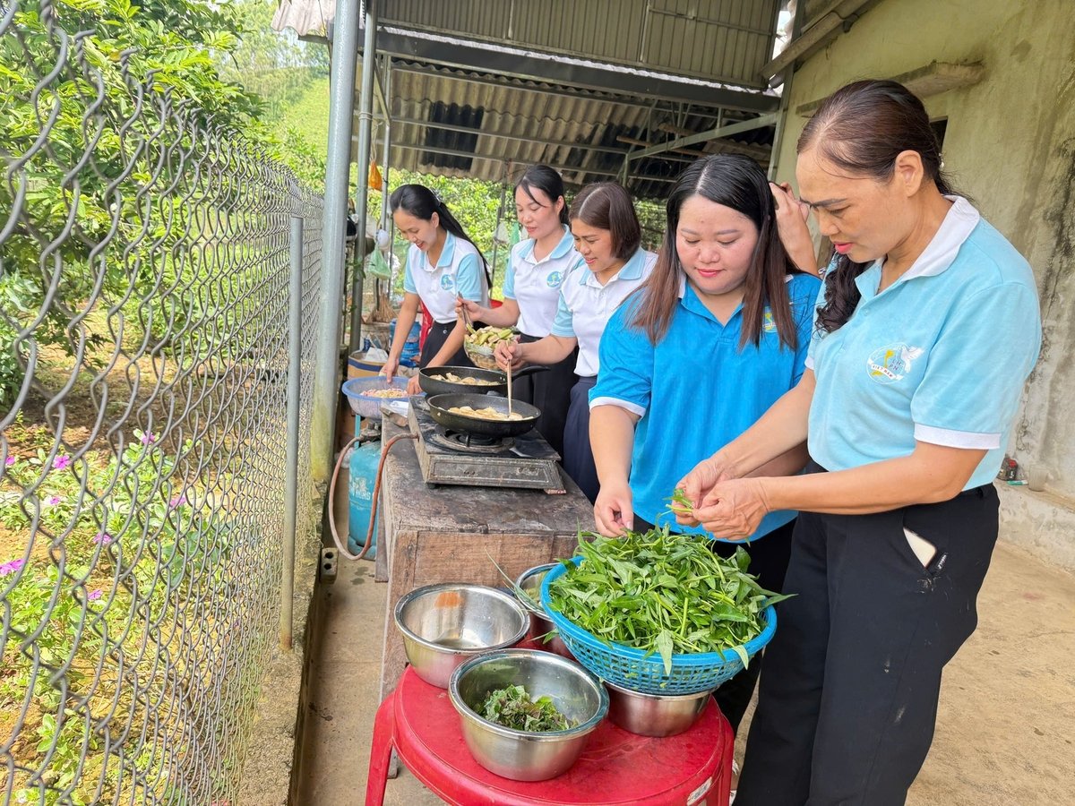 Hội Phụ nữ xã Thác Bà chuẩn bị bữa cơm cho công nhân trên công trường. Ảnh: Thanh Ngà.