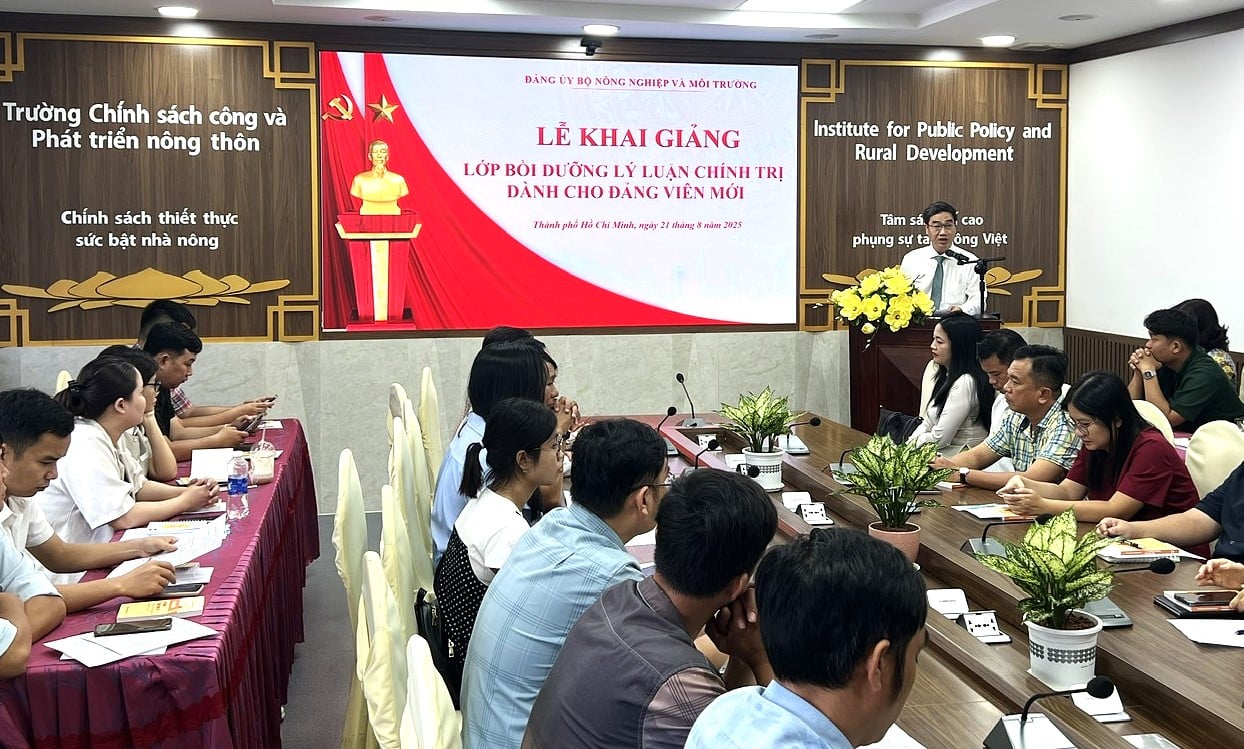 Đồng chí Nguyễn Trung Đông, Bí thư Đảng ủy, Hiệu trưởng Nhà trường phát biểu khai giảng lớp học. Ảnh: Trường Chính sách công và Phát triển nông thôn. Đồng chí Nguyễn Trung Đông, Bí thư Đảng ủy, Hiệu trưởng Nhà trường phát biểu khai giảng lớp học. Ảnh: Trường Chính sách công và Phát triển nông thôn.