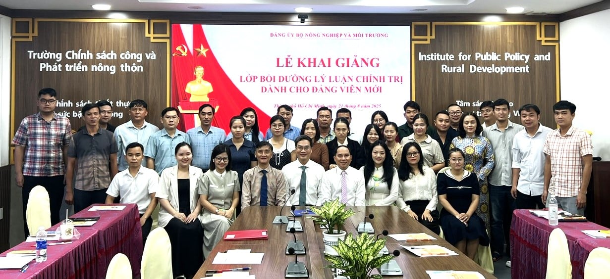 Các đại biểu và 33 học viên tham dự lớp Bồi dưỡng lý luận chính trị dành cho đảng viên mới. Ảnh: Trường Chính sách công và Phát triển nông thôn. Các đại biểu và 33 học viên tham dự lớp Bồi dưỡng lý luận chính trị dành cho đảng viên mới. Ảnh: Trường Chính sách công và Phát triển nông thôn.