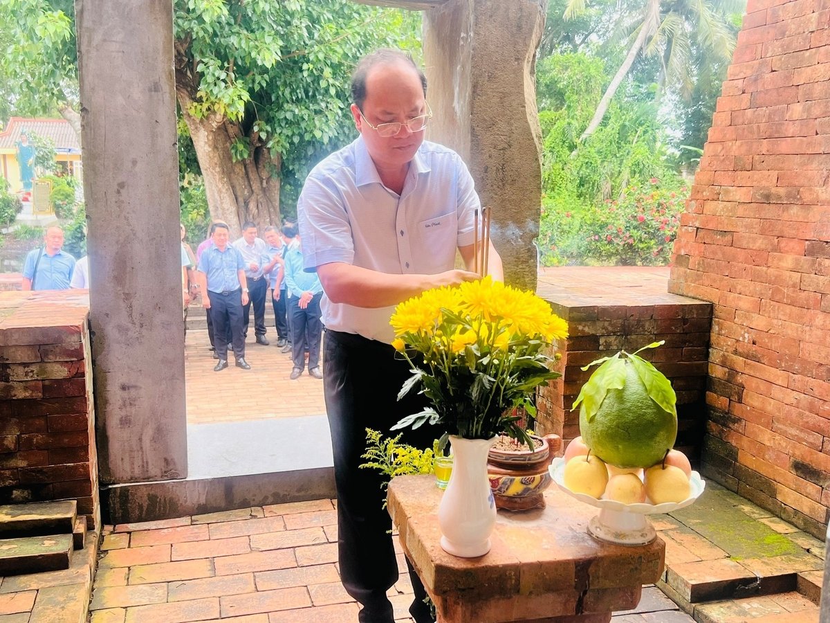 Bí thư Tỉnh ủy Cà Mau Nguyễn Hồ Hải thắp hương tại khu di tích Tháp cổ Vĩnh Hưng. Ảnh: Trọng Linh.