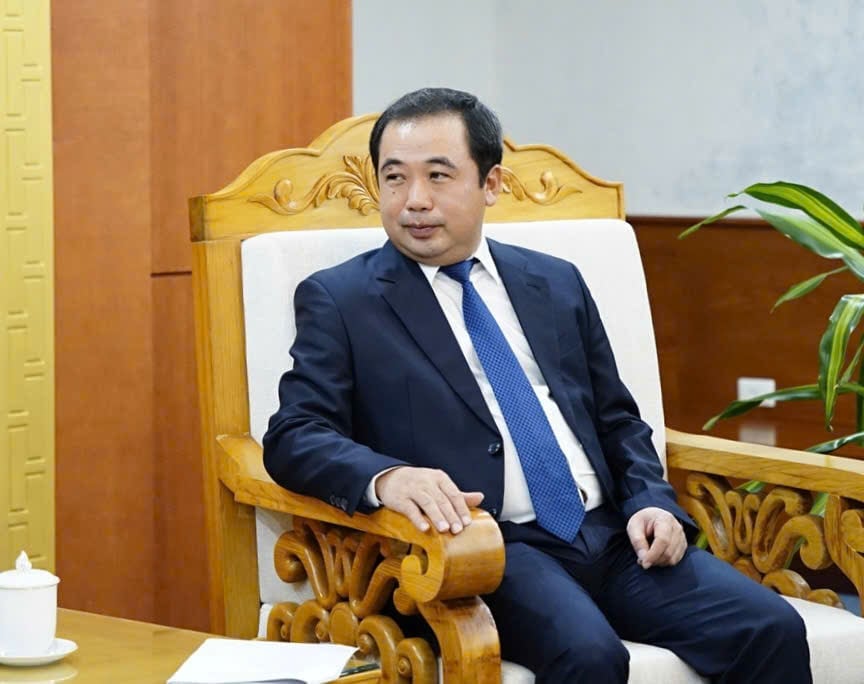Quyền Bộ trưởng Trần Đức Thắng hoan nghênh Đại sứ Ito Naoki trên cương vị mới. Ảnh: Linh Linh. Quyền Bộ trưởng Trần Đức Thắng hoan nghênh Đại sứ Ito Naoki trên cương vị mới. Ảnh: Linh Linh.