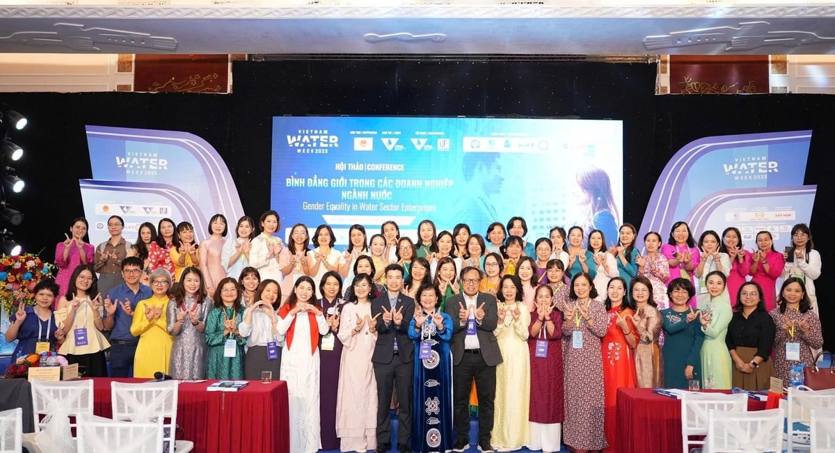 Các đại biểu tham dự Hội thảo 'Bình đẳng giới trong các doanh nghiệp ngành Nước' chụp ảnh lưu niệm. Ảnh: Chung Anh.