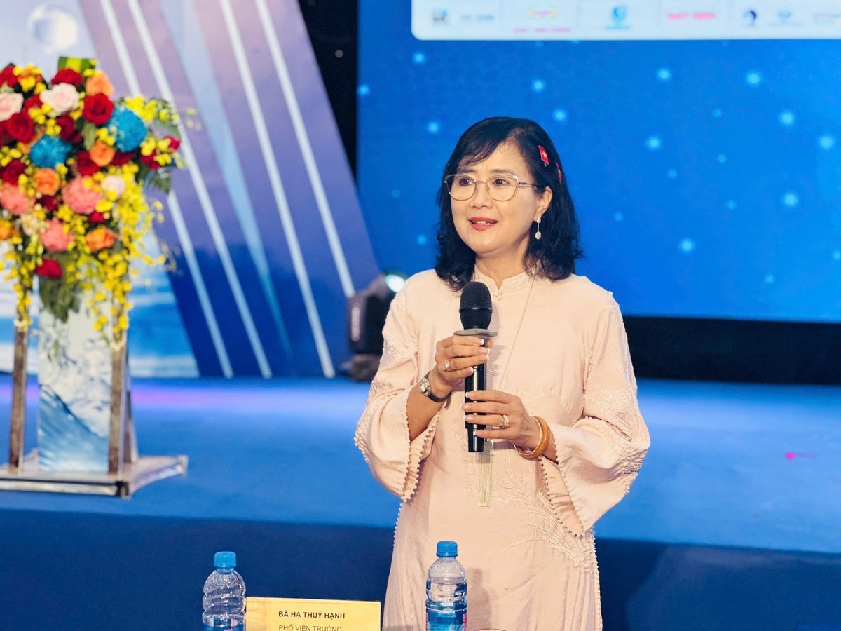 TS Hạ Thúy Hạnh, Phó Viện trưởng Viện nghiên cứu Cấp thoát nước và Môi trường (Hội Cấp Thoát nước Việt Nam) tổng quan khảo sát bình đẳng giới trong ngành Nước Việt Nam. Ảnh: Nguyễn Thủy.