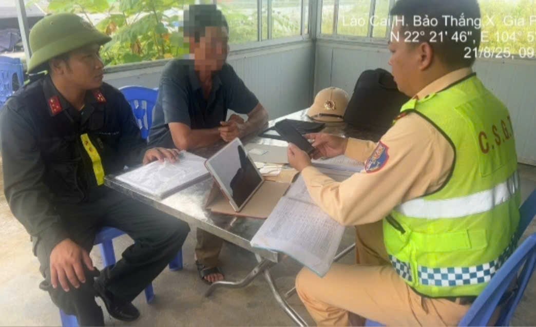 Tài xế Nguyễn Phúc M. (SN 1959, trú tại Sa Pa, Lào Cai) đến làm việc với cơ quan công an. Ảnh: Cục CSGT. 