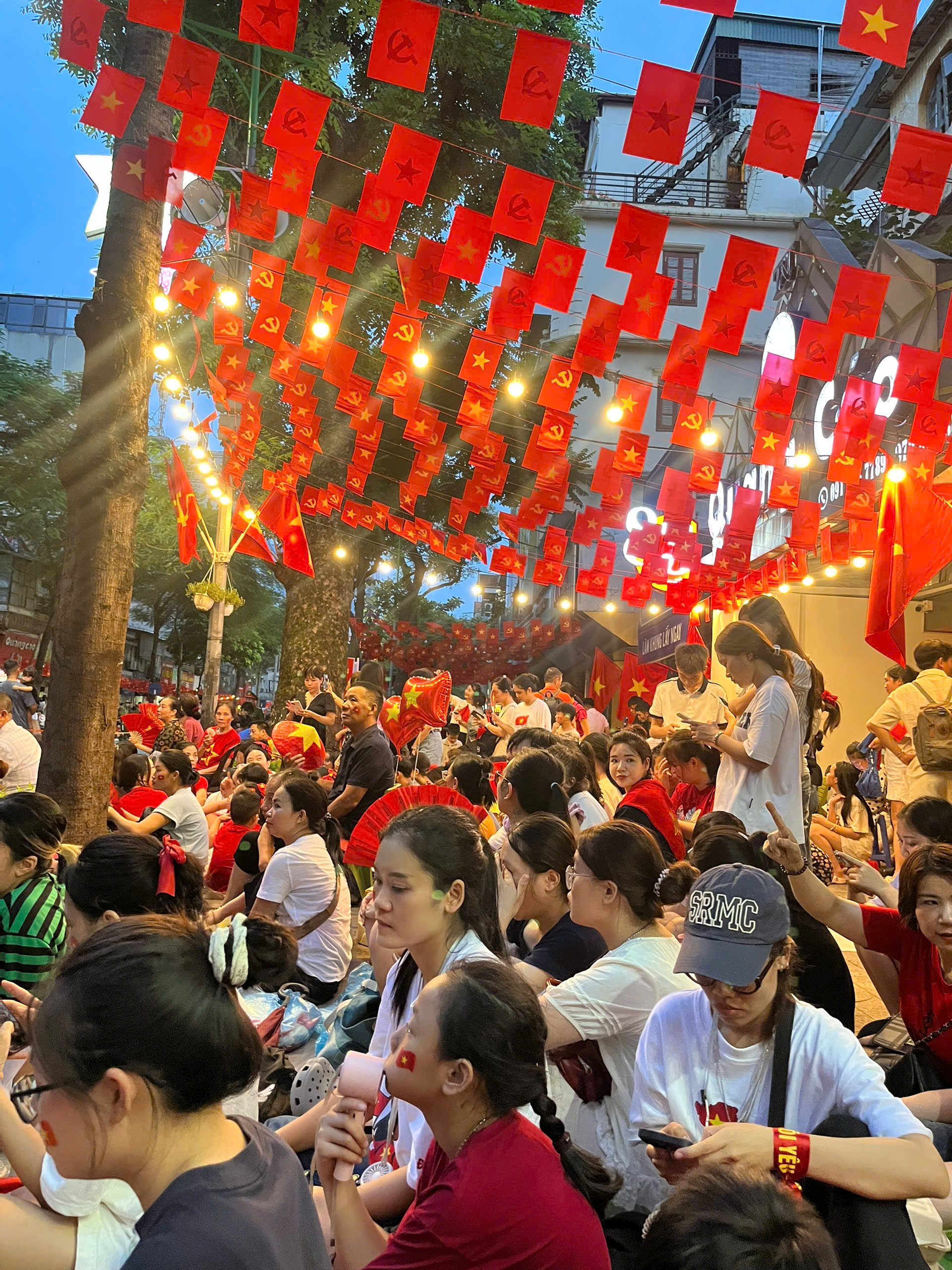 Đến chiều tối, nhiều đoạn đường đã chật kín người. Ảnh: Thế Hùng.