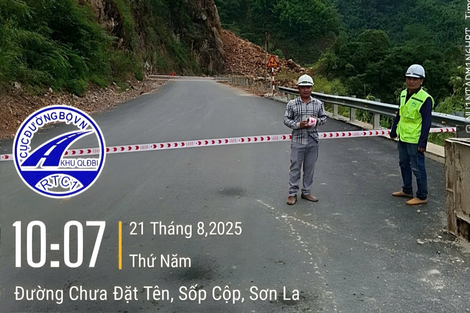 Lực lượng chức năng căng dây, cắm biển cảnh báo tạm dừng lưu thông qua điểm sạt lở trên Quốc lộ 4G xã Sốp Cộp từ 10h sáng 21/8. Ảnh: Sở Xây dựng Sơn La. 