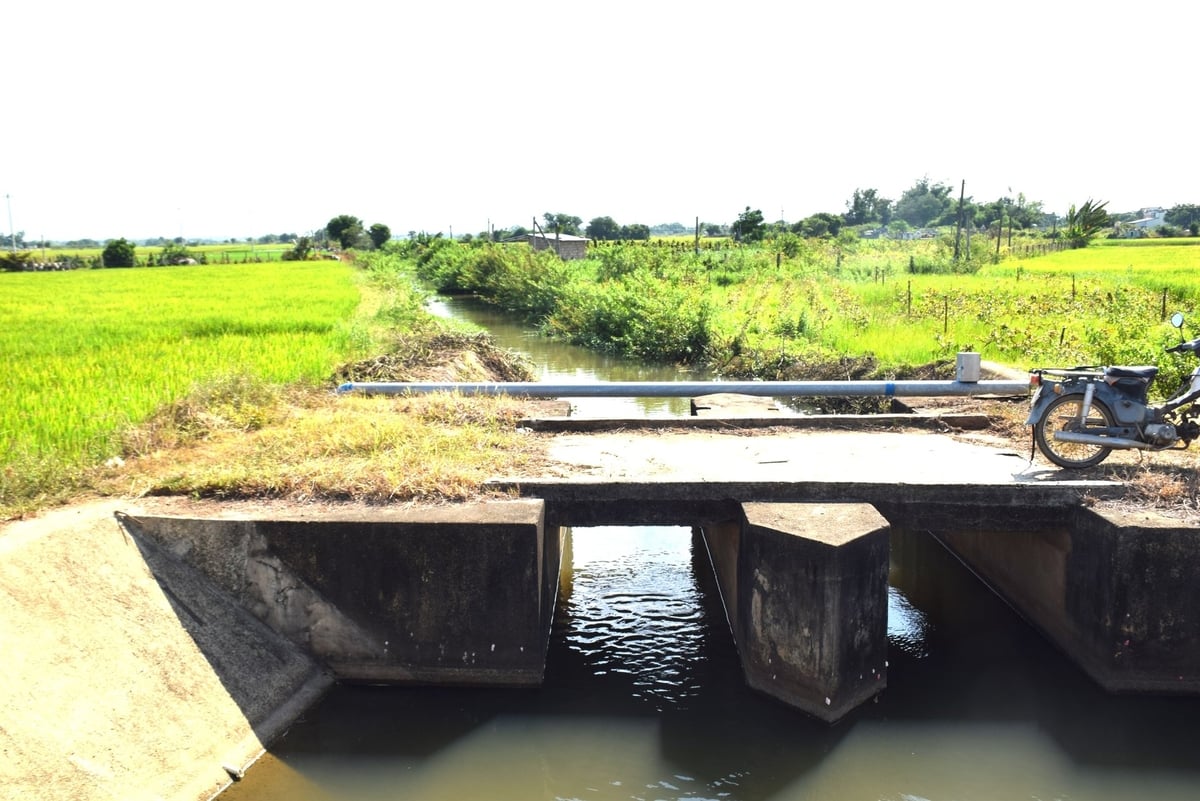 Bộ Nông nghiệp và Môi trường đang có chương trình nâng cấp các đập dâng thành hồ thủy lợi nhỏ để cung cấp nước tưới cho nông dân. Ảnh: V.Đ.T.