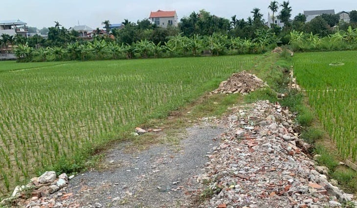 Con đường này dài khoảng 1km kết nối trực tiếp khu dân cư thôn Đồng Tiến với trục chính đường N13. Ảnh: Bảo Hà. Con đường này dài khoảng 1km kết nối trực tiếp khu dân cư thôn Đồng Tiến với trục chính đường N13. Ảnh: Bảo Hà.