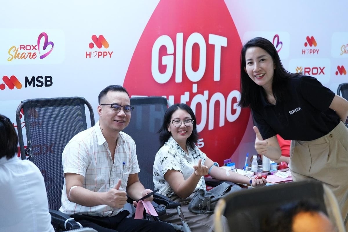 Một cặp vợ chồng cùng hiến máu năm thứ hai liên tiếp tại chương trình Giọt thương. Một cặp vợ chồng cùng hiến máu năm thứ hai liên tiếp tại chương trình Giọt thương.