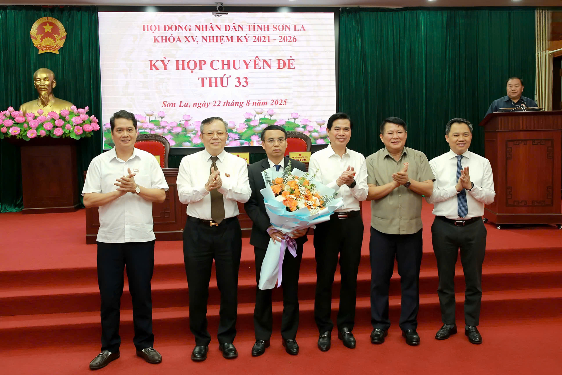 Các đồng chí lãnh đạo tỉnh Sơn La tặng hoa chúc mừng ông Nguyễn Minh Tiến. Ảnh: Nguyễn Nga.