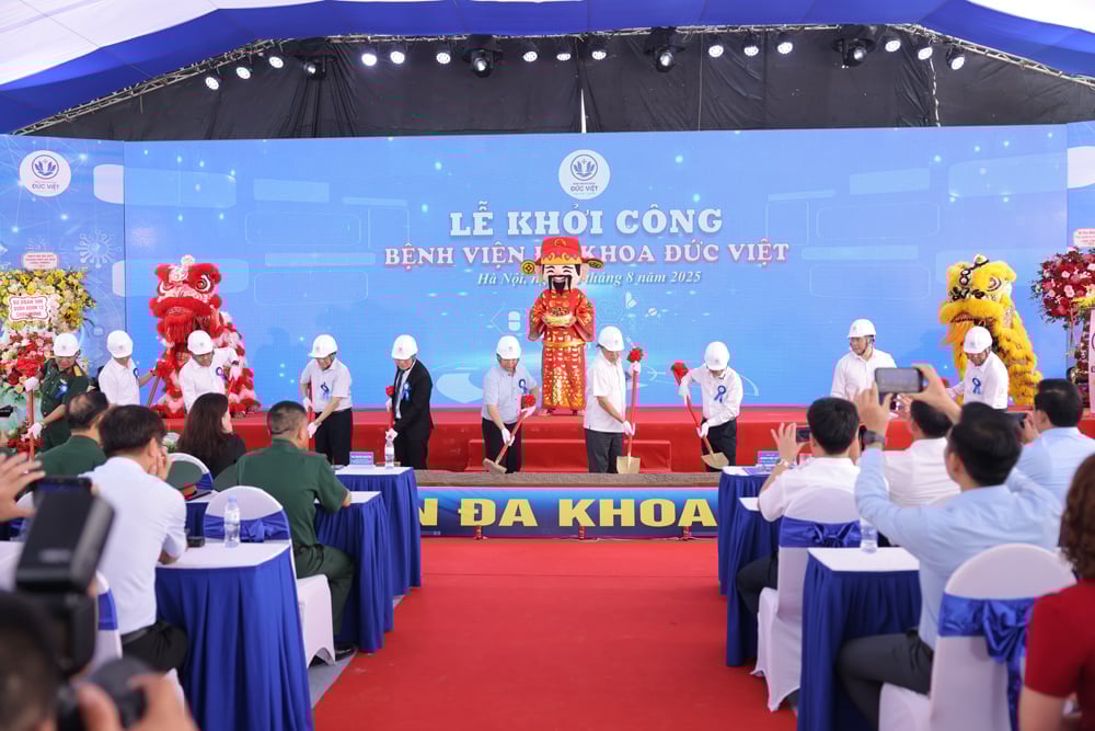 Các đại biểu thực hiện nghi thức khởi công Bệnh viện Đa khoa Đức Việt. Ảnh: Công ty CP Y khoa Đức Việt.