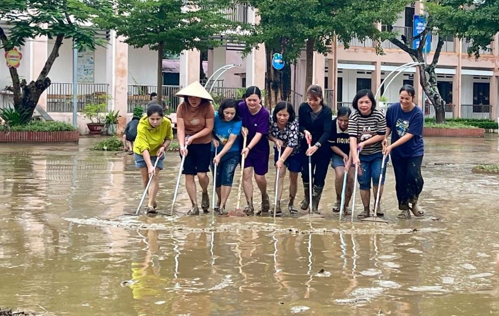 Người dân phường Bắc Kạn khắc phục hậu quả mưa lũ ngày 21/8. Ảnh: NT. Người dân phường Bắc Kạn khắc phục hậu quả mưa lũ ngày 21/8. Ảnh: NT.