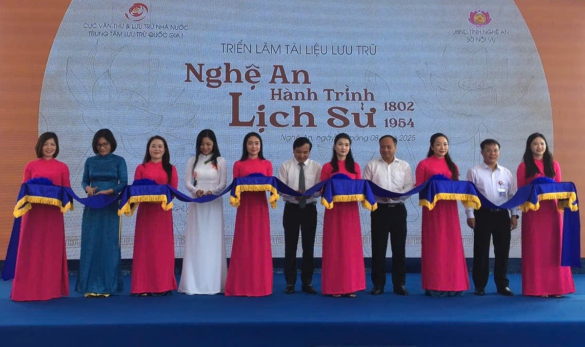Các đại biểu cắt băng Khai mạc Triển lãm tài liệu lưu trữ Nghệ An hành trình lịch sử 1802 -1954. Ảnh: Hữu Tình.