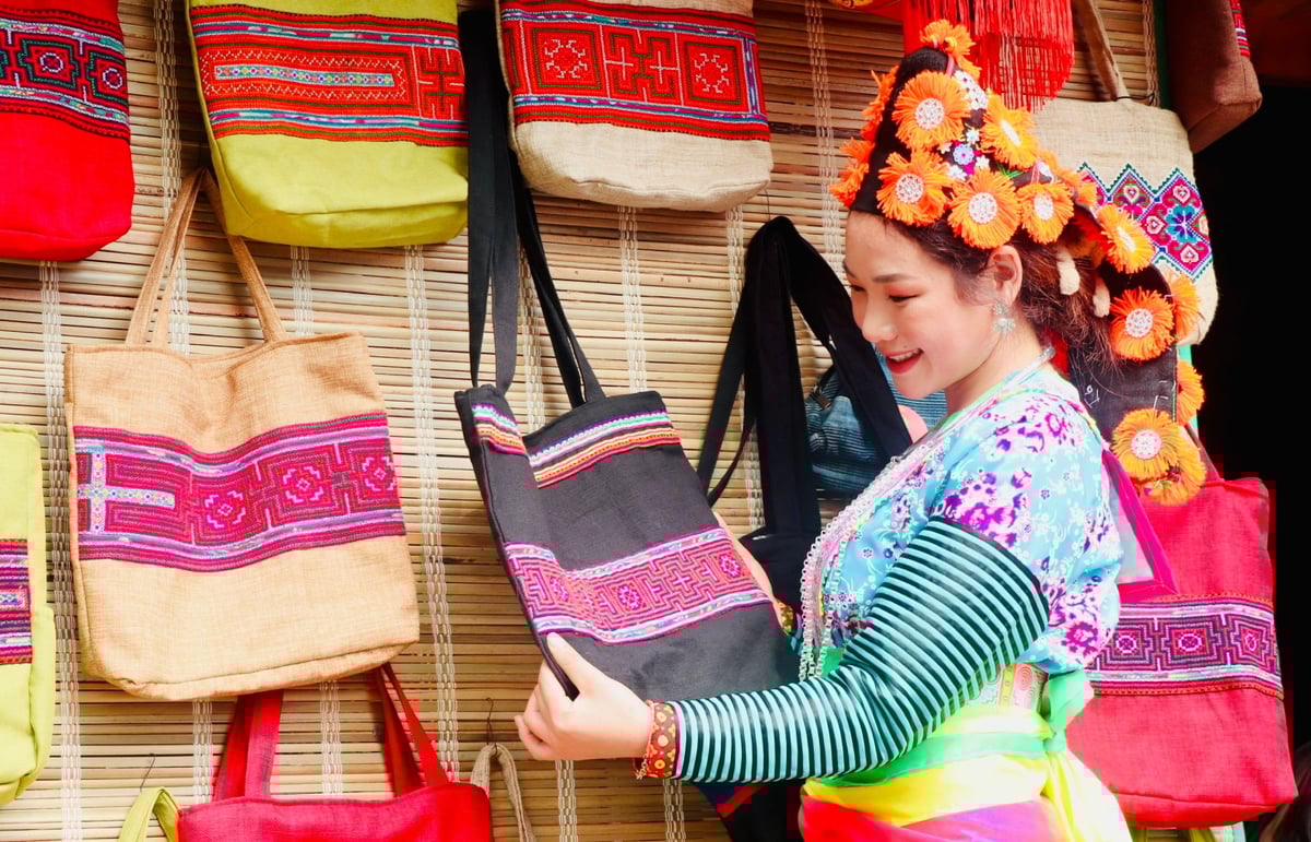 Thiếu nữ người Mông duyên dáng trong trang phục truyền thống. Ảnh: Đinh Lan. Thiếu nữ người Mông duyên dáng trong trang phục truyền thống. Ảnh: Đinh Lan.