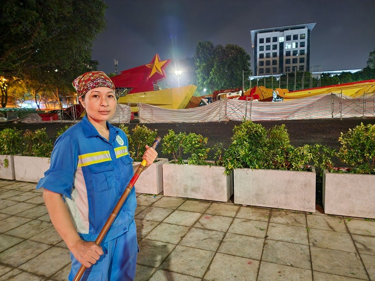 Chị Phạm Thị Lĩnh quét dọn trước một sân khấu ở khu vực tổ chức A80. Ảnh: Dương Đình Tường. Chị Phạm Thị Lĩnh quét dọn trước một sân khấu ở khu vực tổ chức A80. Ảnh: Dương Đình Tường.
