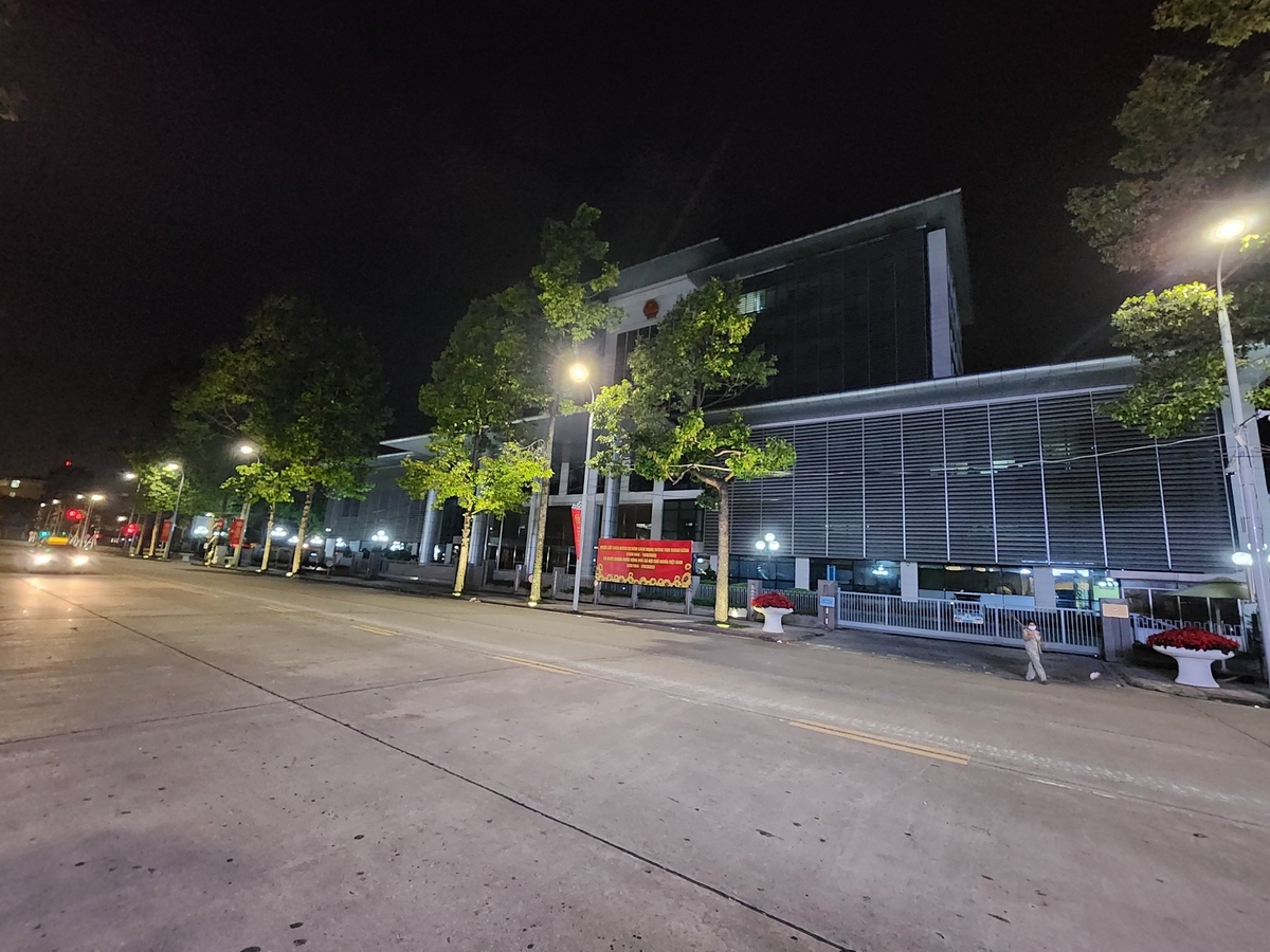 Dọn vệ sinh trước tòa nhà quốc hội. Ảnh: Dương Đình Tường. Dọn vệ sinh trước tòa nhà quốc hội. Ảnh: Dương Đình Tường.
