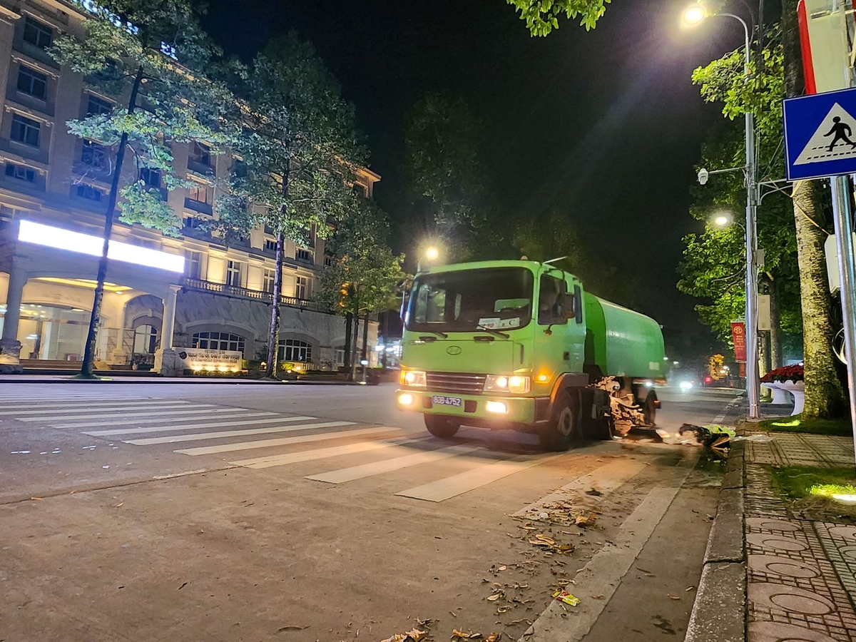 Xe quét rác ở trên đường Hùng Vương. Ảnh: Dương Đình Tường. Xe quét rác ở trên đường Hùng Vương. Ảnh: Dương Đình Tường.