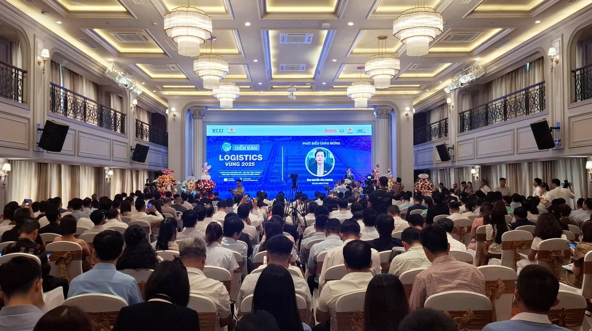 Diễn đàn Logistics Vùng lần thứ VI có chủ đề: 'Logistics xuyên biên giới - Sức bật tăng trưởng Vùng Bắc Trung Bộ và Duyên hải miền Trung'. Ảnh: Văn Dinh.