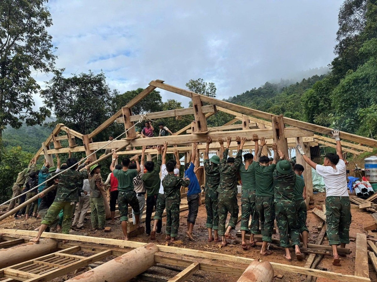 Các lực lượng hỗ trợ người dân dựng lại nhà sau lũ. Ảnh: Hoàng Châu. 