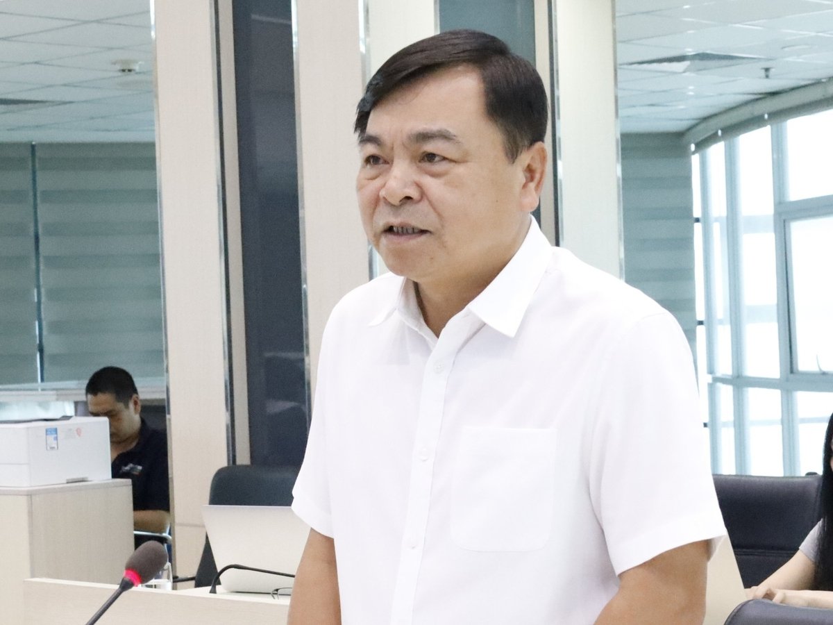 Thứ trưởng Bộ Nông nghiệp và Môi trường Nguyễn Hoàng Hiệp chủ trì cuộc họp khẩn với các đơn vị chuyên môn nhằm ứng phó với áp thấp nhiệt đới đang mạnh lên thành bão số 5. Ảnh: Hoàng Hiền. Thứ trưởng Bộ Nông nghiệp và Môi trường Nguyễn Hoàng Hiệp chủ trì cuộc họp khẩn với các đơn vị chuyên môn nhằm ứng phó với áp thấp nhiệt đới đang mạnh lên thành bão số 5. Ảnh: Hoàng Hiền.