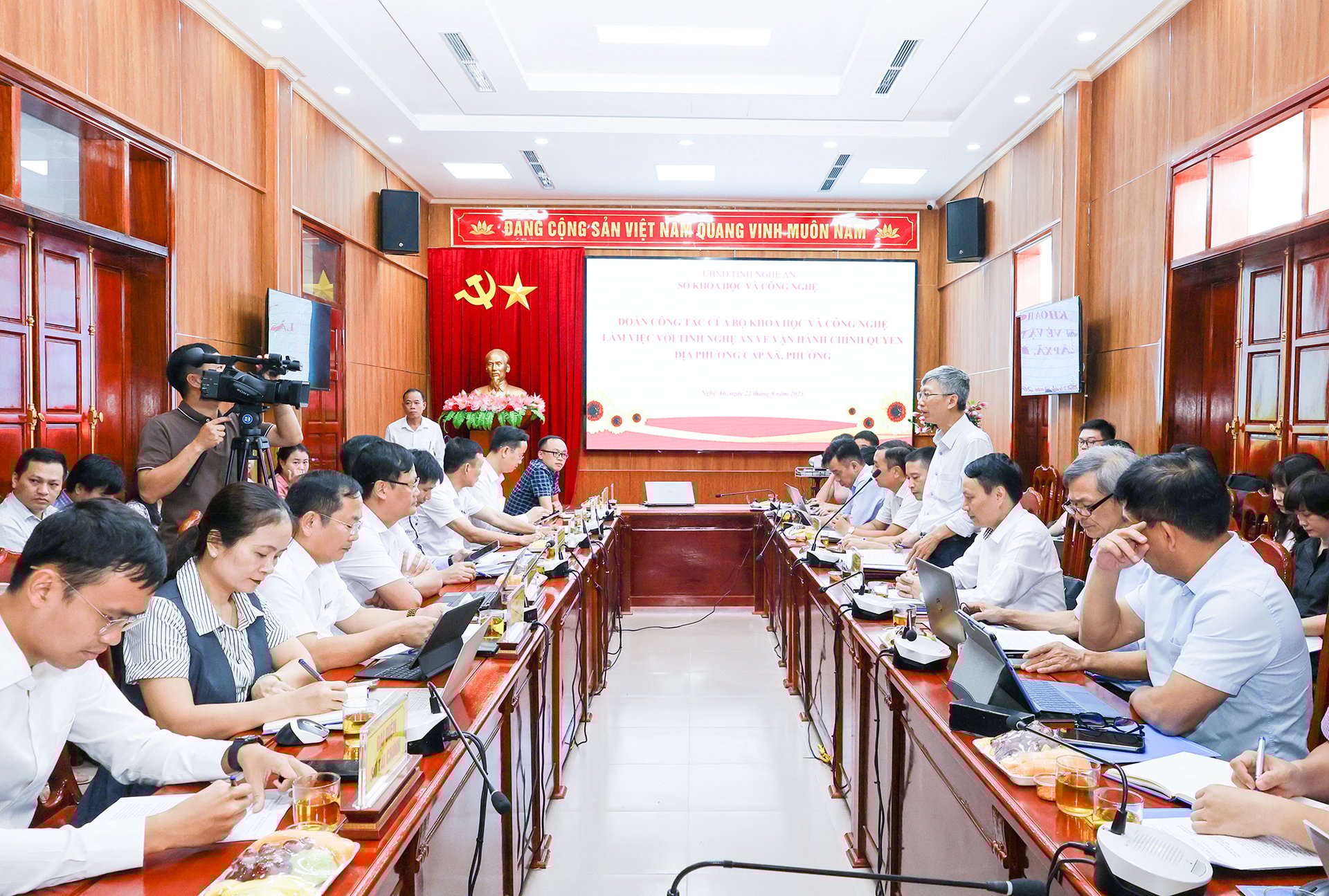 Đoàn công tác của Bộ Khoa học và Công nghệ do Phó Chủ tịch Ủy ban Tiêu chuẩn Đo lường Chất lượng Quốc gia Trần Ngọc Hậu làm trưởng đoàn, đã làm việc với UBND tỉnh Nghệ An về việc triển khai phân cấp, phân quyền. Ảnh: Hữu Tình.