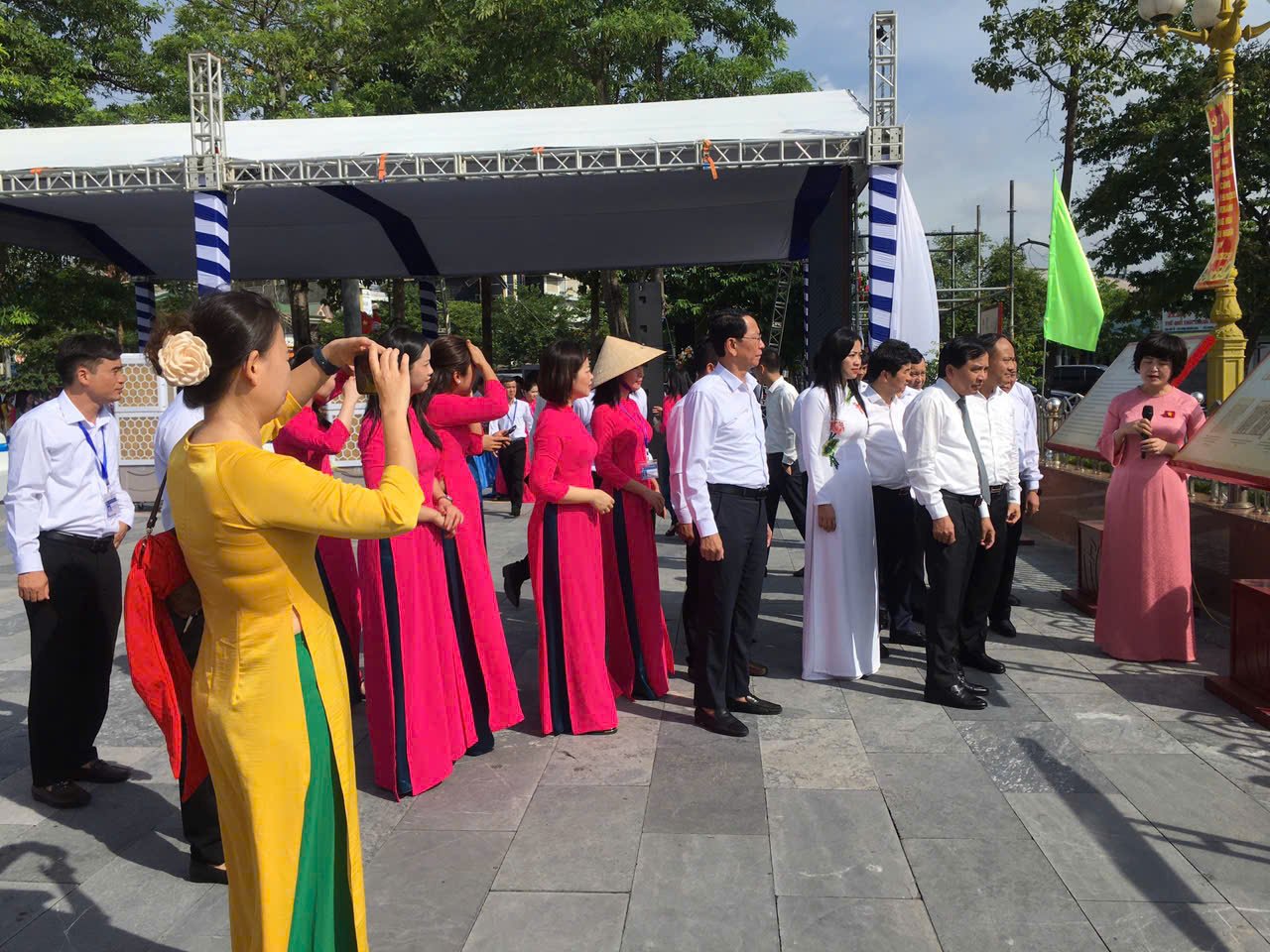 Các đại biểu tham quan, tìm hiểu các tài liệu, hình ảnh tại Triển lãm 'Nghệ An - Hành trình lịch sử 1802-1954'. Ảnh: Hữu Tình.