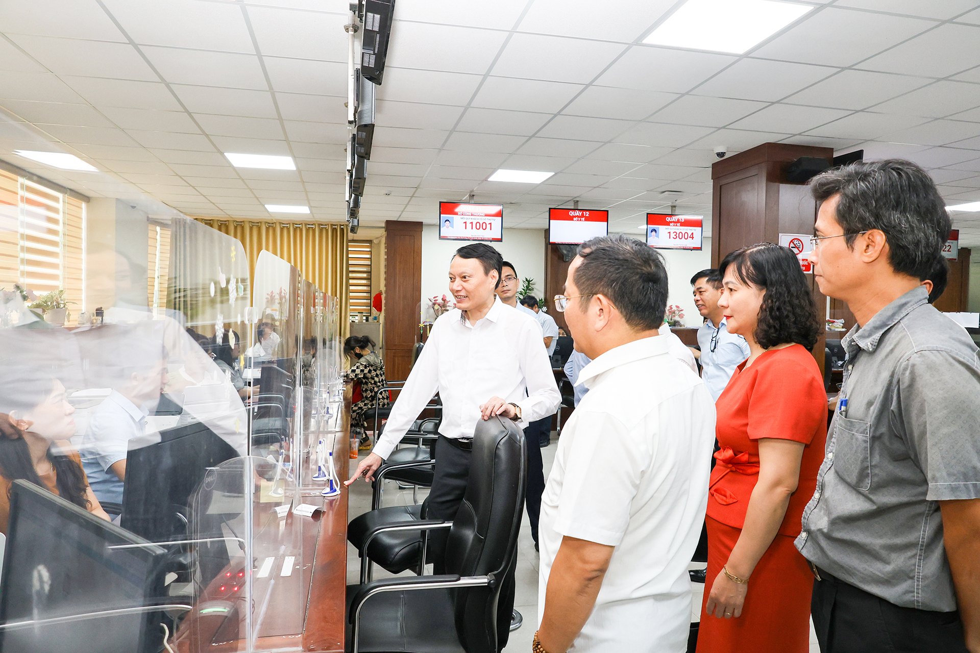 Đoàn công tác đã đến kiểm tra thực tế tại Trung tâm Phục vụ Hành chính công tỉnh Nghệ An. Ảnh: Hữu Tình.
