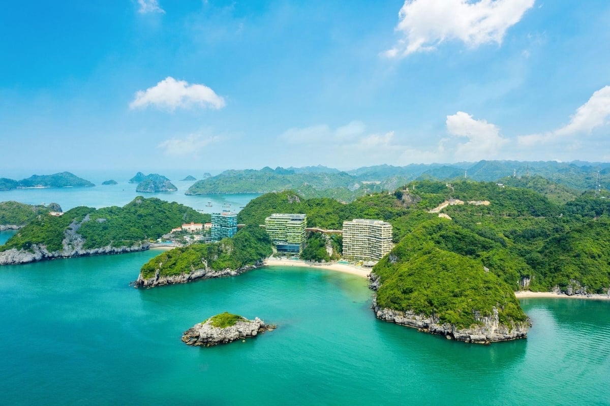 Flamingo Cát Bà Resorts nhìn từ trên cao, tổ hợp nghỉ dưỡng hưởng trọn lợi thế hạ tầng kết nối liền mạch từ đất liền. Ảnh: CĐT.
