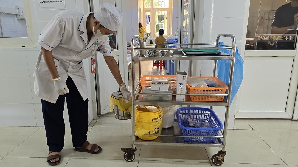 Cán bộ y tế phân loại rác thải ngay tại nguồn. Ảnh: Thu Thủy. Cán bộ y tế phân loại rác thải ngay tại nguồn. Ảnh: Thu Thủy.