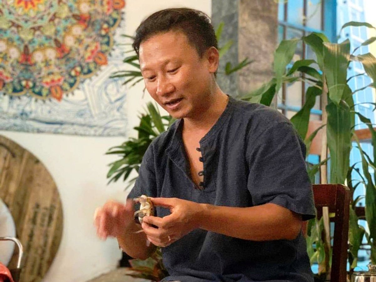 Anh Lê Chiến - 'linh hồn' của SaSa chia sẻ về những hoạt động 'giải cứu' biển. Ảnh: Lan Anh. Anh Lê Chiến - 'linh hồn' của SaSa chia sẻ về những hoạt động 'giải cứu' biển. Ảnh: Lan Anh.