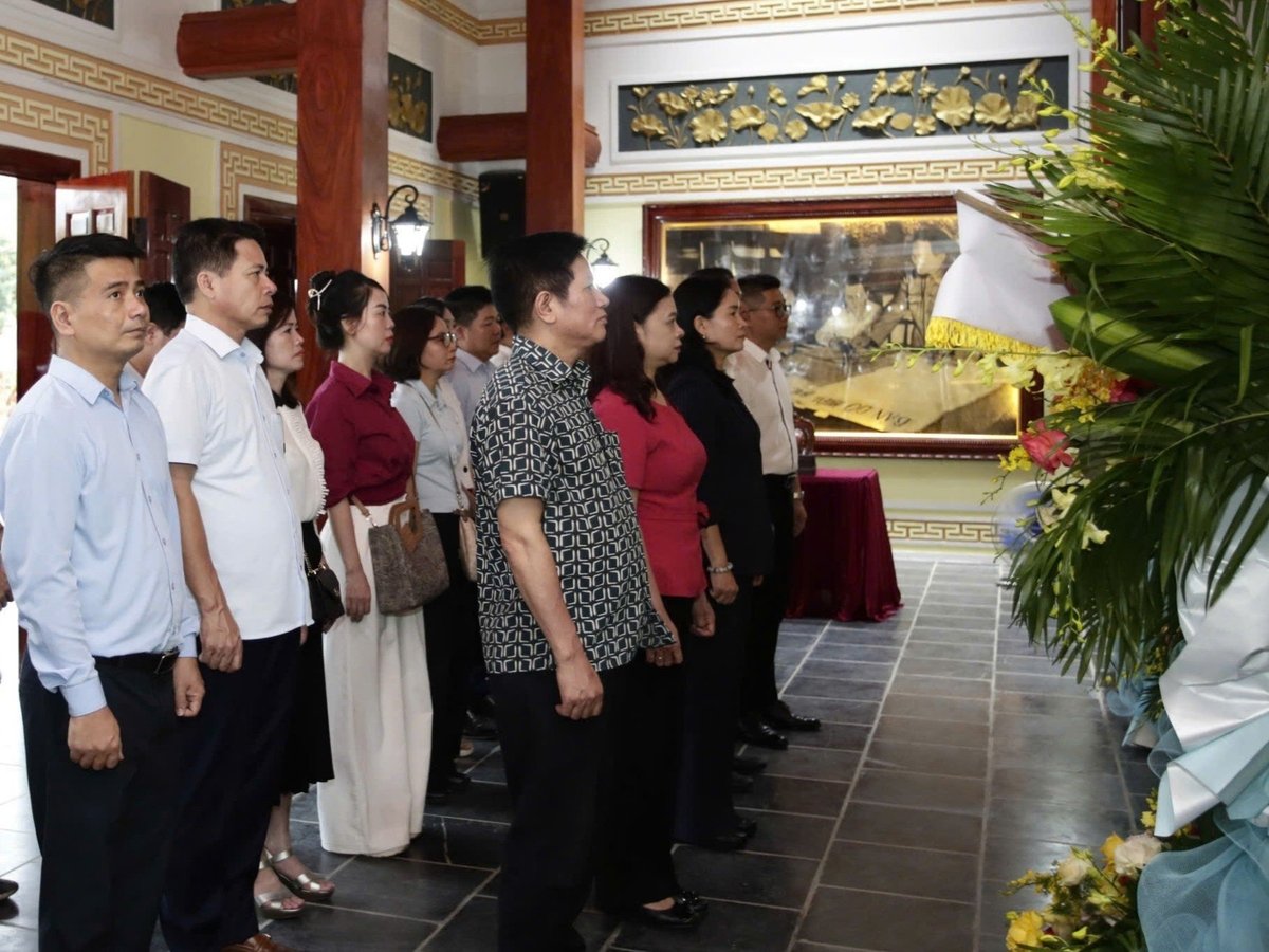 Đoàn công tác Bộ VHTTDL dâng hương tại Nhà lưu niệm Đại tướng Võ Nguyên Giáp tại di tích Pụ Đồn. Ảnh: Cổng thông tin Bộ VHTTDL.