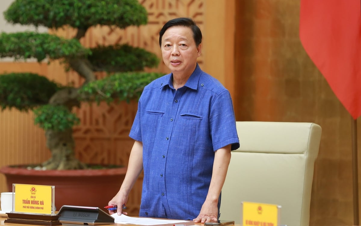 Phó Thủ tướng Trần Hồng Hà chủ trì cuộc họp chuẩn bị công tác ứng phó với áp thấp nhiệt đới có thể mạnh lên thành bão số 5 (Kajiki) khi đi vào Biển Đông. Ảnh: VGP/Minh Khôi.