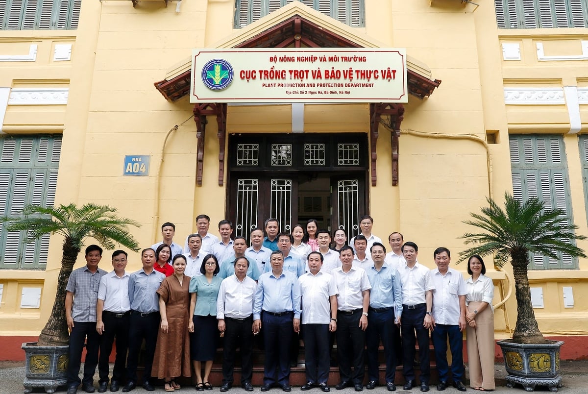 Quyền Bộ trưởng Bộ Nông nghiệp và Môi trường Trần Đức Thắng cùng Thứ trưởng Hoàng Trung chụp ảnh lưu niệm với Cục Trồng trọt và Bảo vệ Thực vật. Ảnh: Khương Trung. 