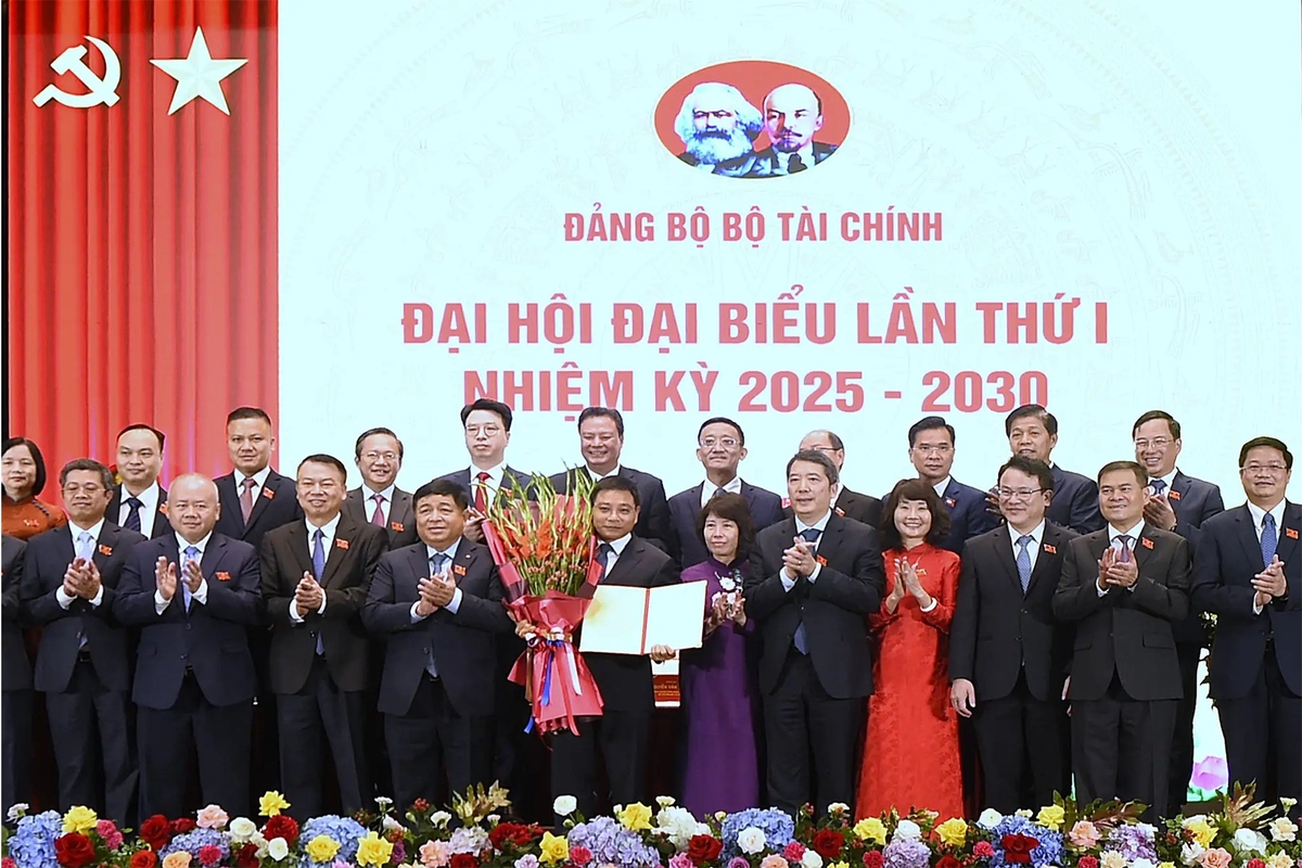 Phó Thủ tướng Nguyễn Chí Dũng tặng hoa, chúc mừng đại hội. Ảnh: MOF.