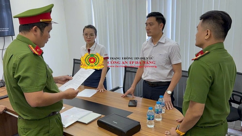 Công an tiến hành khám xét tại ngân hàng MBV chi nhánh Bình Dương. Ảnh: Công an TP. Đà Nẵng.