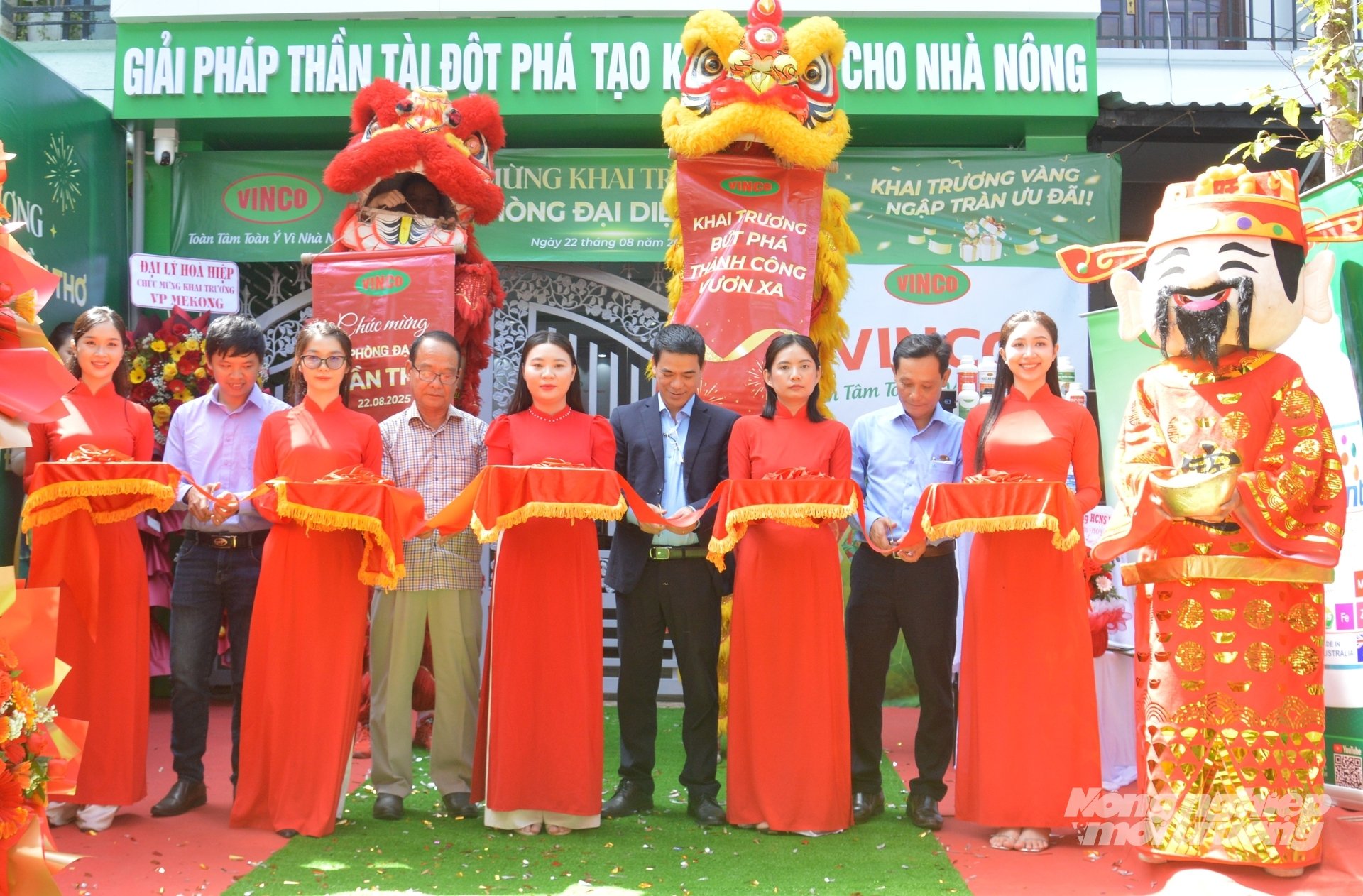 Các đại biểu cắt băng khai trương Văn phòng đại diện tại Cần Thơ Công ty Vinco. Ảnh: Trung Chánh. Các đại biểu cắt băng khai trương Văn phòng đại diện tại Cần Thơ Công ty Vinco. Ảnh: Trung Chánh.