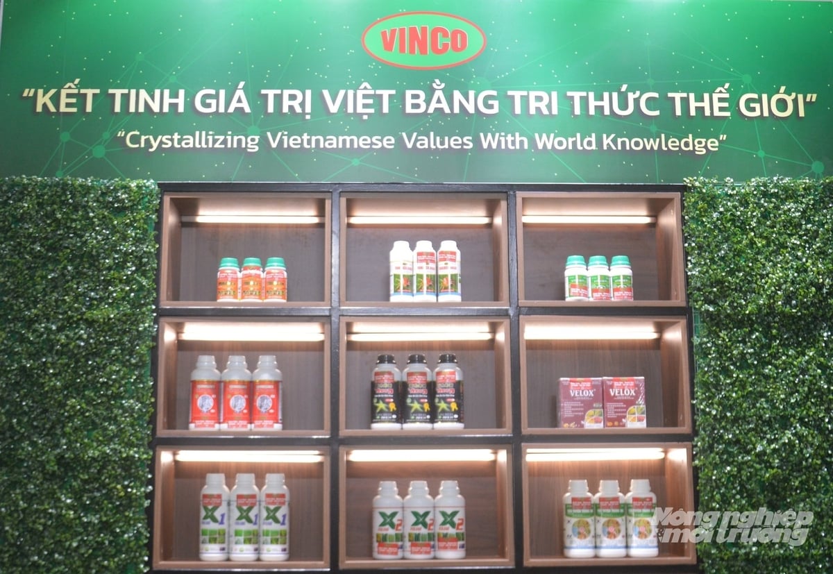 Bộ sản phẩm Công ty Vinco giới thiệu đến bà con nông dân vùng ĐBSCL nhân dịp khai trương Văn phòng đại diện tại Cần Thơ. Ảnh: Trung Chánh. Bộ sản phẩm Công ty Vinco giới thiệu đến bà con nông dân vùng ĐBSCL nhân dịp khai trương Văn phòng đại diện tại Cần Thơ. Ảnh: Trung Chánh.