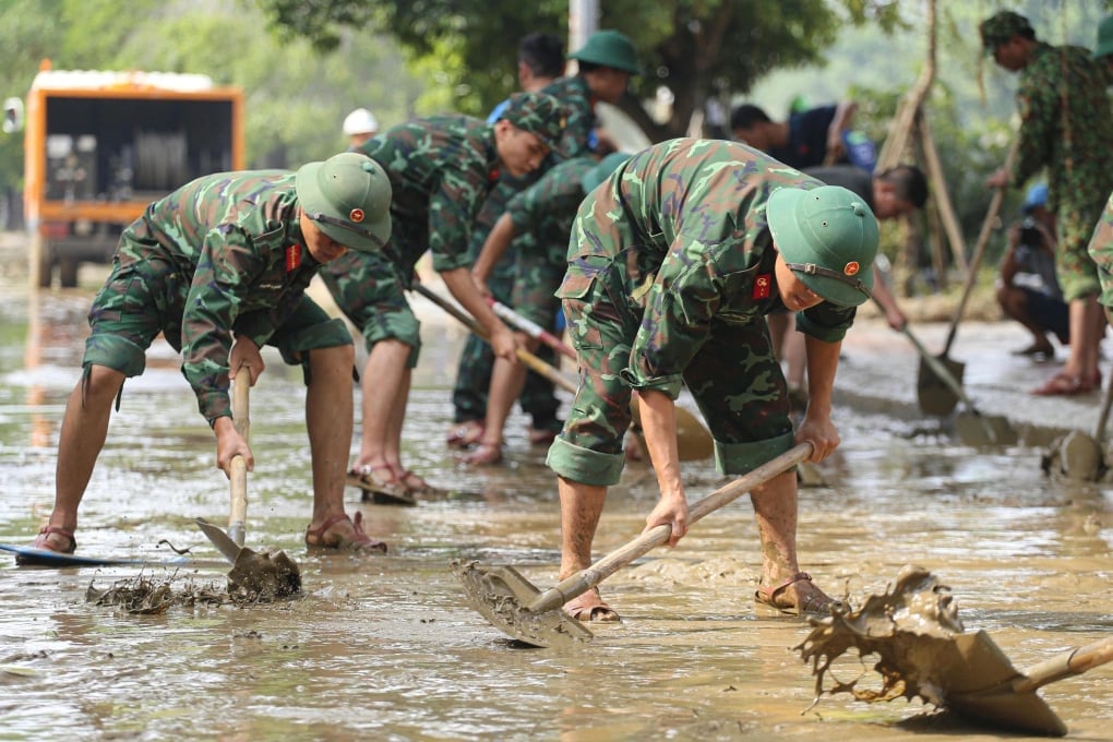 Thủ tướng yêu cầu Bộ Quốc phòng sẵn sàng phương án, chủ động bố trí lực lượng, phương tiện cơ động hỗ trợ nhân dân tại địa phương khu vực dự báo có nguy cơ cao bị chia cắt, cô lập. Ảnh: Võ Thạnh. Thủ tướng yêu cầu Bộ Quốc phòng sẵn sàng phương án, chủ động bố trí lực lượng, phương tiện cơ động hỗ trợ nhân dân tại địa phương khu vực dự báo có nguy cơ cao bị chia cắt, cô lập. Ảnh: Võ Thạnh.