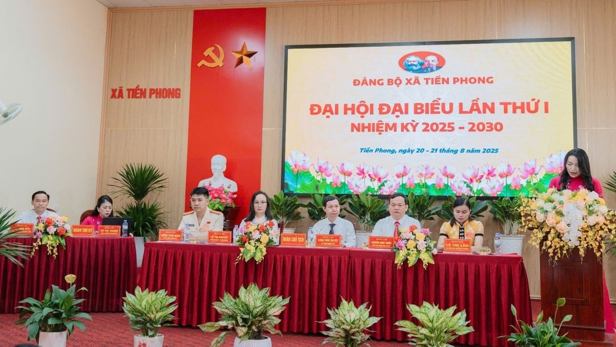 Đoàn Chủ tịch chủ trì Đại hội đại biểu Đảng bộ xã Tiền Phong. Ảnh: Phạm Tuân.