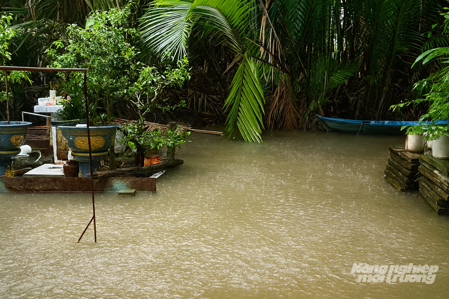 Trong ngày 21 và 22/8, khu vực cống Cái Lớn, Cái Bé xảy ra mưa lớn kéo dài, làm mực nước khu vực phía hạ lưu cống dâng cao, tràn qua đường và ngập sân một số nhà dân. Ảnh: Trung Chánh. Trong ngày 21 và 22/8, khu vực cống Cái Lớn, Cái Bé xảy ra mưa lớn kéo dài, làm mực nước khu vực phía hạ lưu cống dâng cao, tràn qua đường và ngập sân một số nhà dân. Ảnh: Trung Chánh.