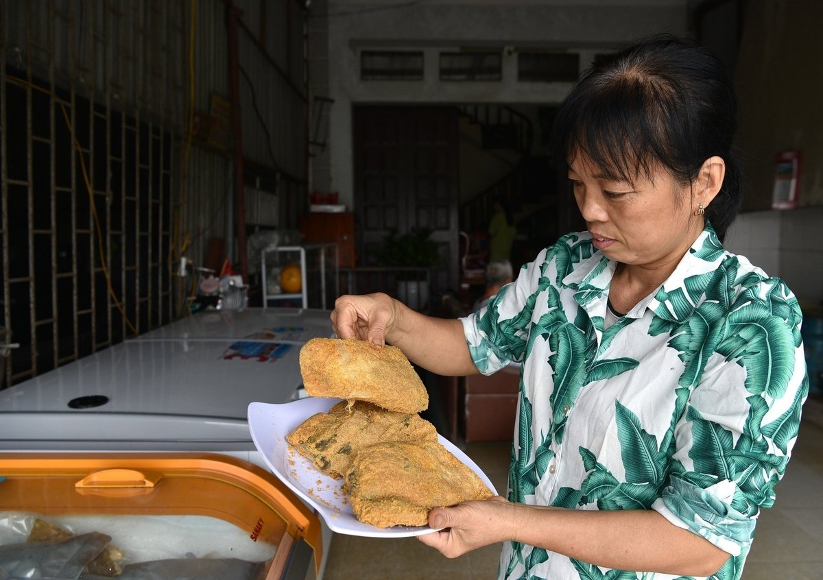 Chị Trần Thị Hằng bên những lát cá thính. Ảnh: Dương Đình Tường.