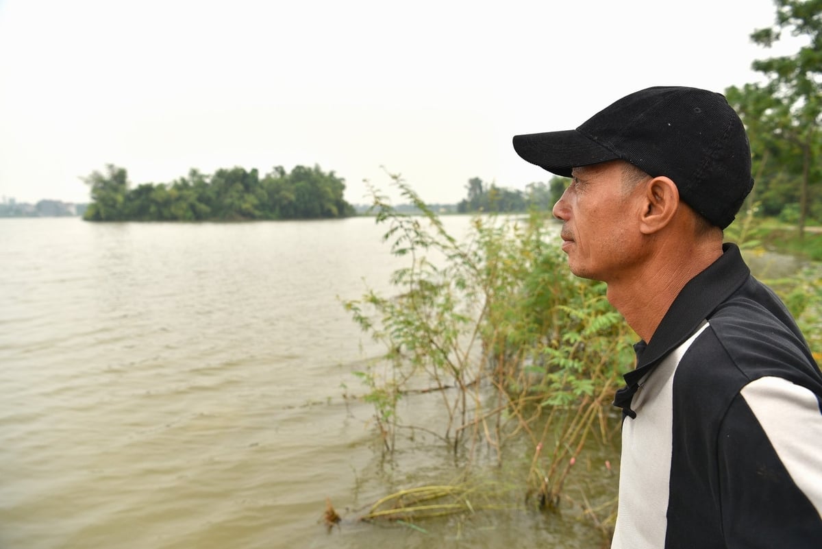 Anh Đặng Văn Ba trên cánh đồng thả cá mênh mông. Ảnh: Dương Đình Tường.