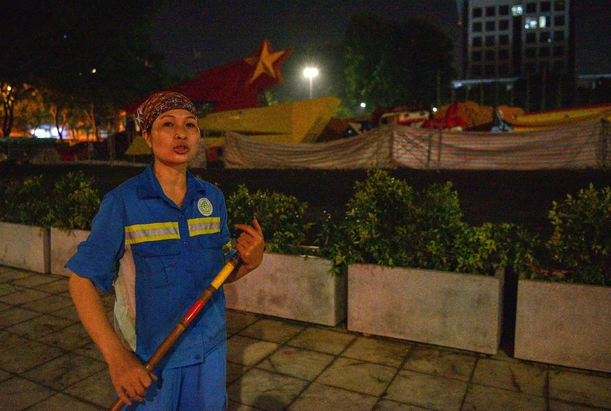 Chị Phạm Thị Lĩnh dọn rác ở tuyến phố Nguyễn Thái Học. Ảnh: Dương Đình Tường.