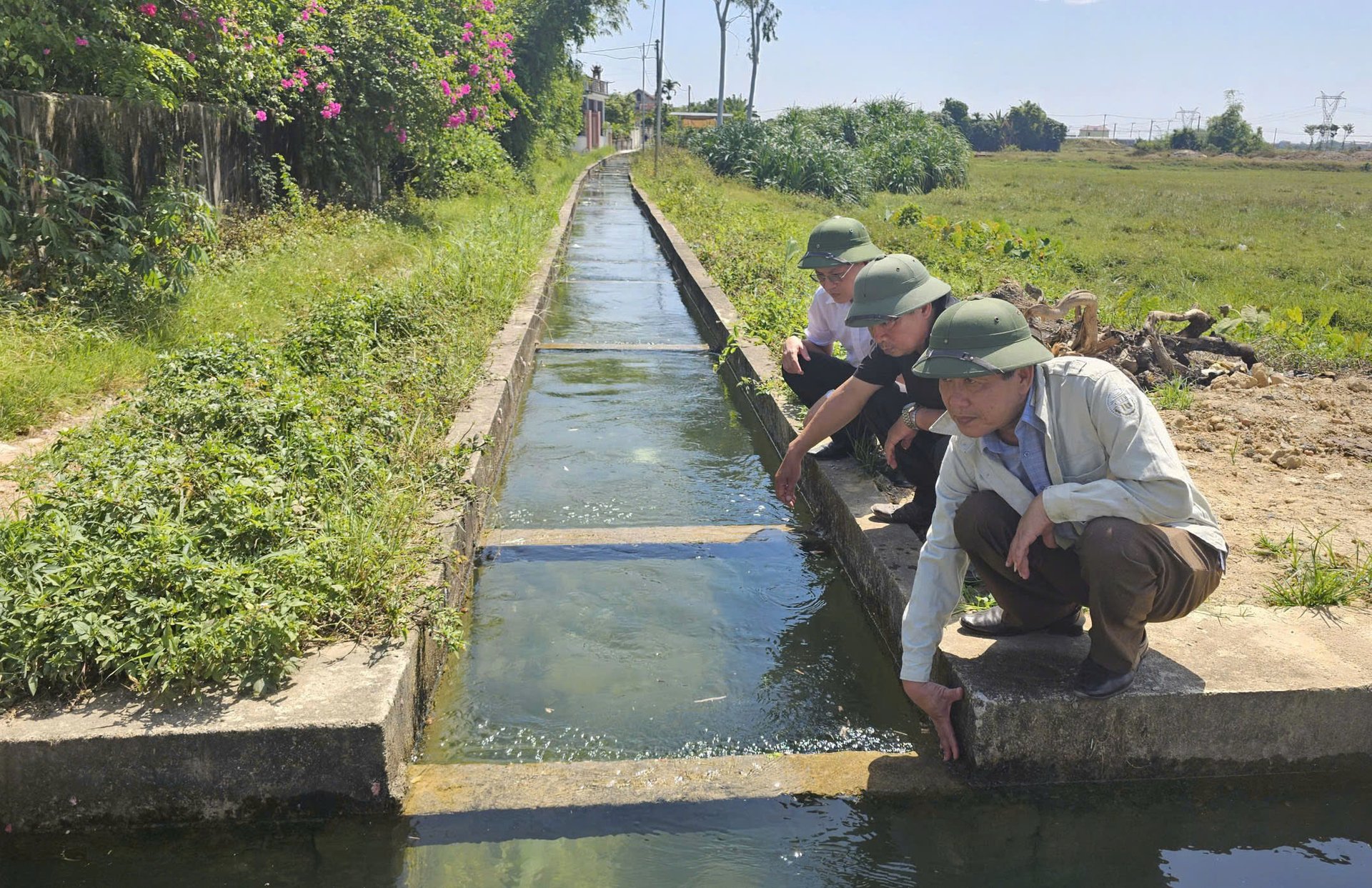 Đoạn kênh chính chạy qua thôn Thanh Tân được Công ty gia công nâng hai bên thành bê tông để nước không tràn qua. Ảnh: T. Phùng. Đoạn kênh chính chạy qua thôn Thanh Tân được Công ty gia công nâng hai bên thành bê tông để nước không tràn qua. Ảnh: T. Phùng.
